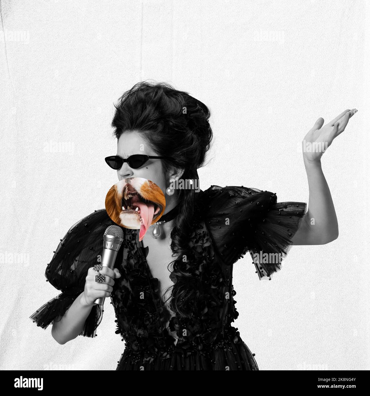 Chanteur. Collage surréaliste avec le portrait BW de la jeune belle femme en robe noire du soir avec une partie du visage du chien au lieu du visage. Émotions, visage Banque D'Images