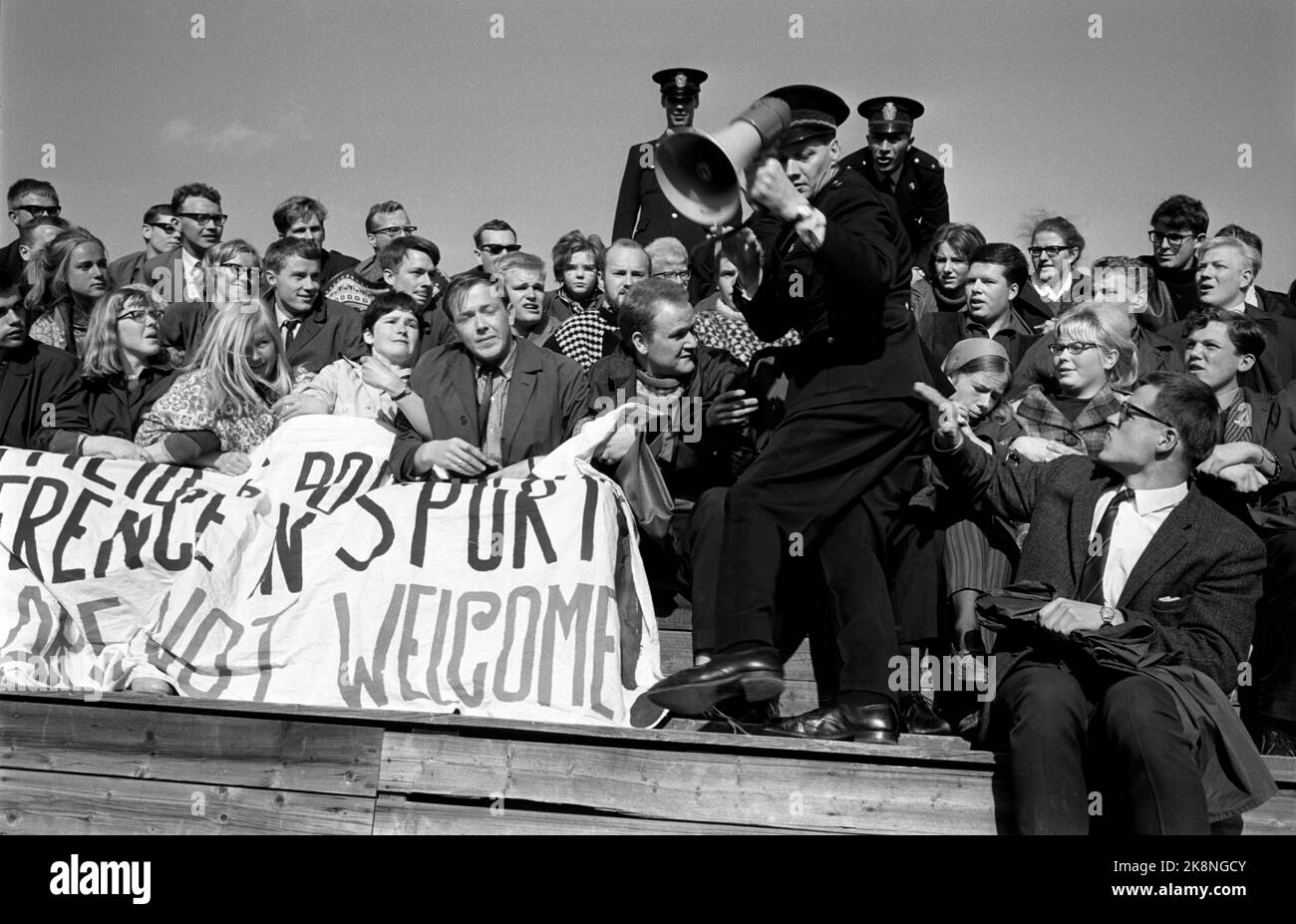 Oslo 19640513 Demonstrasjon på Madserud tennisbane mot apartheid-régimet i Sør-Afrika, og mot Davis Cup--kampen i tennis mellom Norge og Sør-Afrika. Norges Idrettsforbund hadde på forhånd frådet Tennisforbundet å gjennomføre kampen, siden fargede sørafrikanere ikke fikk delta i konkurrancer utenfor landets grenser. Hommes presidenten i tennisforbundet Jan Staubo og stiret fulgte ikke vedtaket. Vel 200 disdemonanter tok seg inn på tennisbanen pour šarrière à kampen ble renversé, og politiet ble satt inn pour fjerne dem med makt. Bildet viser politiet som har begynt šfjerne demontennie. Foto : Banque D'Images