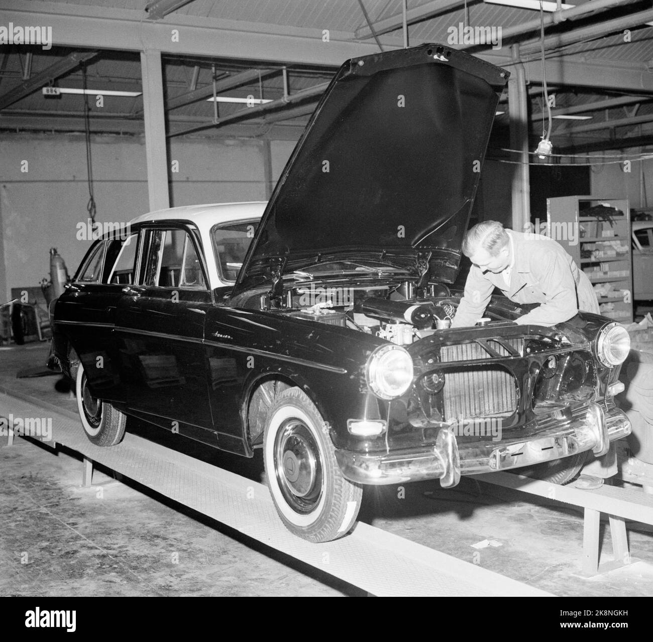 Göteborg, 2 février 1957. La production de Volvo est en plein essor. 'Folke  Hellerstedt occupé à assembler sous l'armure de moteur du nouveau modèle  Amazon, Sonm est considérablement avec moderne dans les