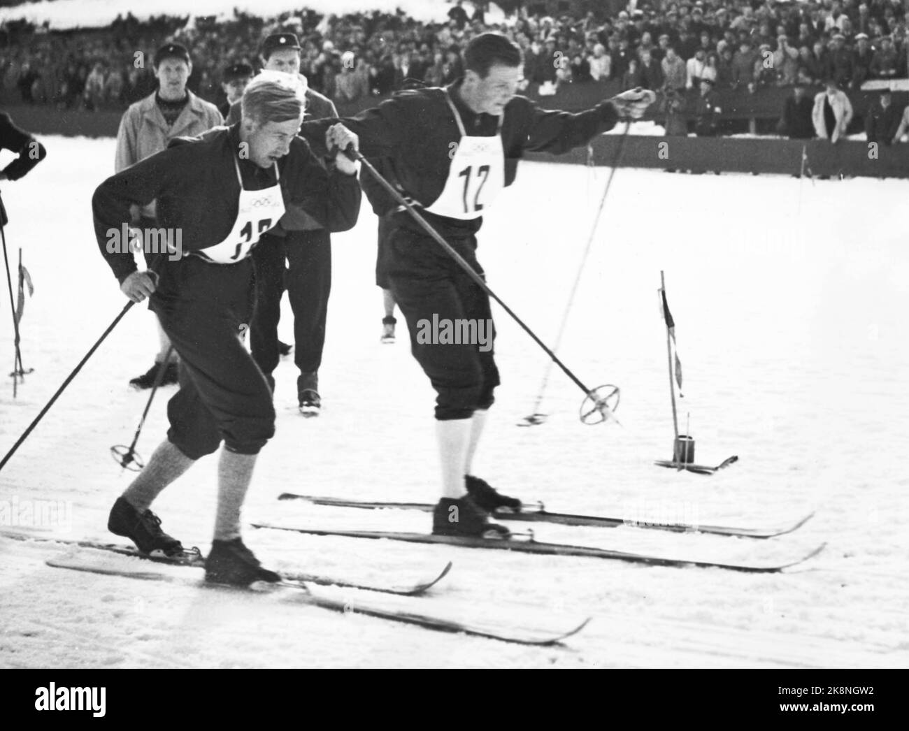 Jeux olympiques d'hiver 1952, Oslo. Ski de fond, relais, hommes à Holmenkollen. Le premier échange de Norvège, Magnar Etenstad envoie Mikal Kirkholt à la deuxième étape. Puis la Norvège a alterné en tant que n° 3, après la Finlande et la Suède, mais est allé jusqu'à la place 2nd et a obtenu l'argent. Photo: NTB, Archives / NTB Banque D'Images