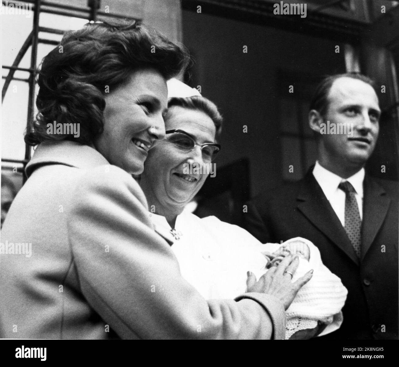 Oslo19710929 : le couple du Prince héritier quitte l'hôpital national et rentre chez lui à Skaugum avec le nouveau-né Princess Märtha Louise. Voici la princesse de la Couronne Sonja, la princesse Märtha Louise et le prince de la Couronne Harald. Photo de la NTB : Erik Thorberg / NTB Banque D'Images