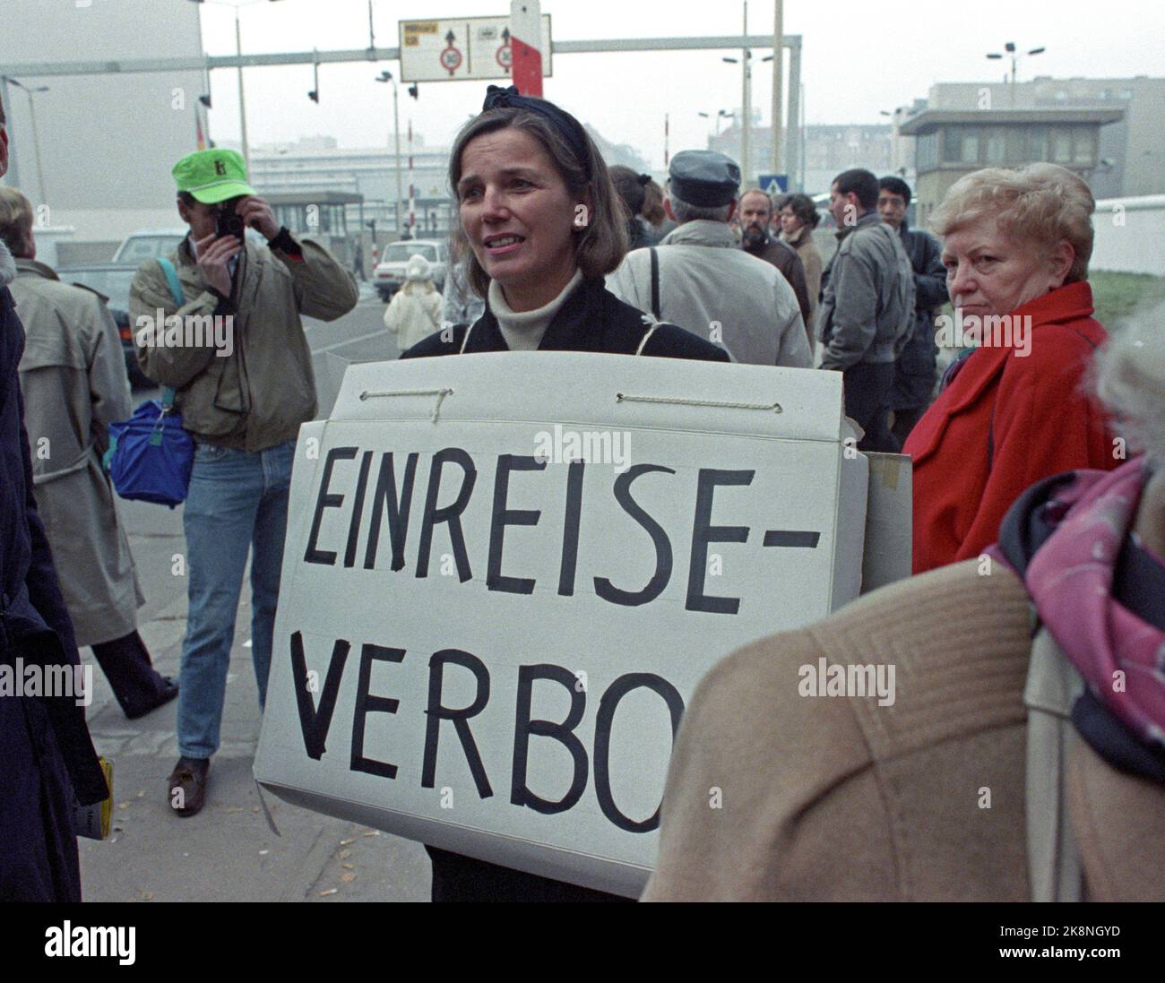 Berlin, Allemagne 19891113: Chute du mur de Berlin: Ouverture du mur entre l'Allemagne de l'est et l'Allemagne de l'Ouest à Berlin. Helga Liersch, âgée de 51 ans, a manifesté au poste frontalier de Checkpoint Charlie parce qu'elle n'était pas autorisée à entrer dans le DDR/Allemagne de l'est et à visiter la tombe de ses grands-parents. Helga Liersch avec une affiche avec le texte EinsteReverbot. Photo: Jørn H. Moen, NTB Banque D'Images