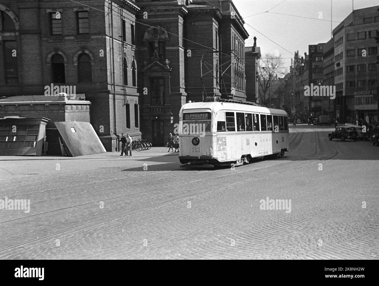 6 mai 1949 d'Oslo. Un ancien tramway dans le Stortingsgaten passe devant le Théâtre national. Transports en commun. Photo: NTB / NTB Banque D'Images