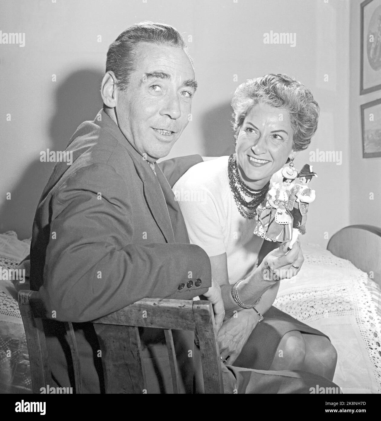 Oslo 1964. L'homme qui ne mourrait pas Jan Baalsrud est interviewé par le magazine Current, aussi des photos avec sa femme espagnole, Teres. Baalsrud ne gère plus le climat norvégien et s'est installé dans un petit village des îles Canaries. Ils sont actuellement en visite à des amis à Oslo. La photo: Jan et Teres Baalsrud à Oslo. Photo: Albert Kristiansen / actuel / NTB Banque D'Images