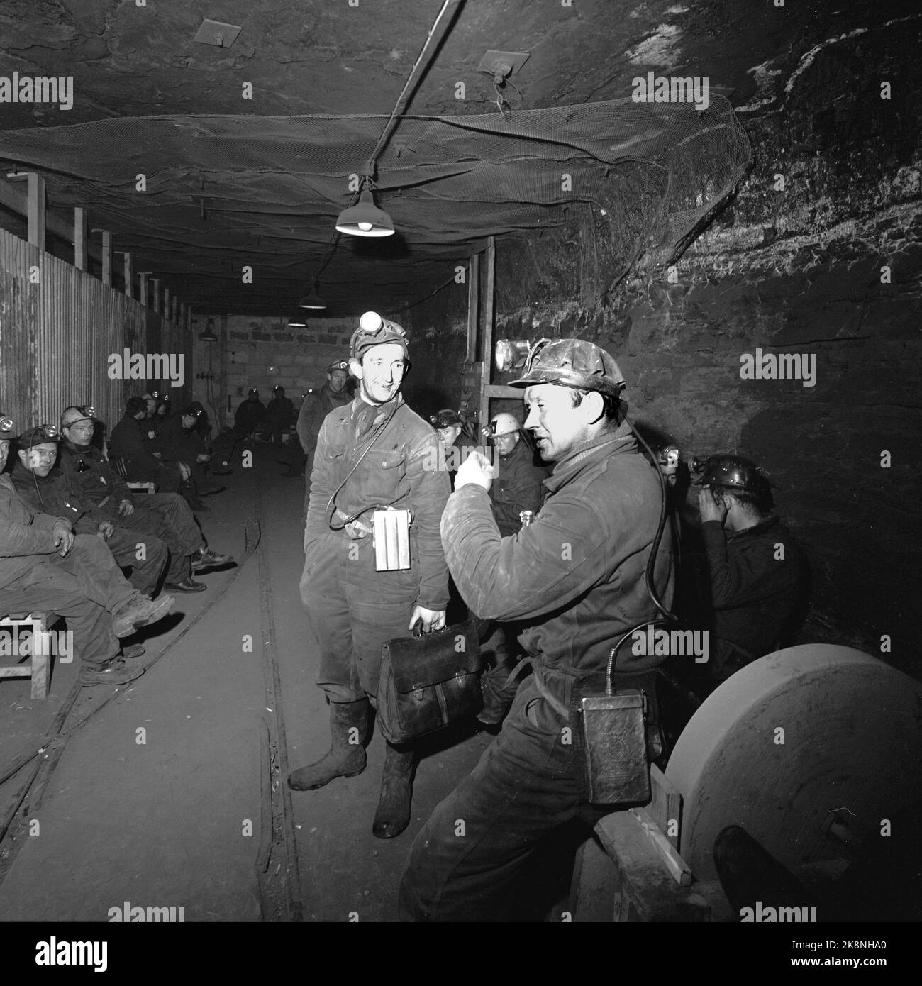 Svalbard, Longyearbyen, 1963. Exploitation minière dans la mine V. les mineurs travaillent dans la mine, à 3 km au sol, loin de la lumière du jour. Tout le monde a un casque avec une lampe. Photo: Aage Storløkken / actuel / NTB Banque D'Images