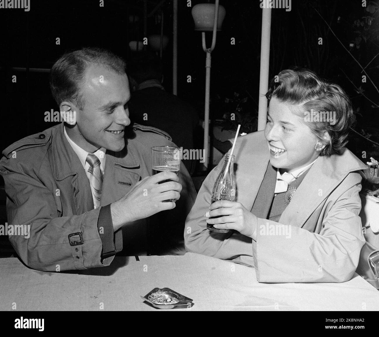 Oslo à propos de 1957 Qu'est-ce que les jeunes boivent ? Ici, de jeunes couples dans un restaurant en plein air, qui s'apprécient avec Coca Cola d'une petite bouteille et paille, et du verre. Photo: Actuel / NTB Banque D'Images