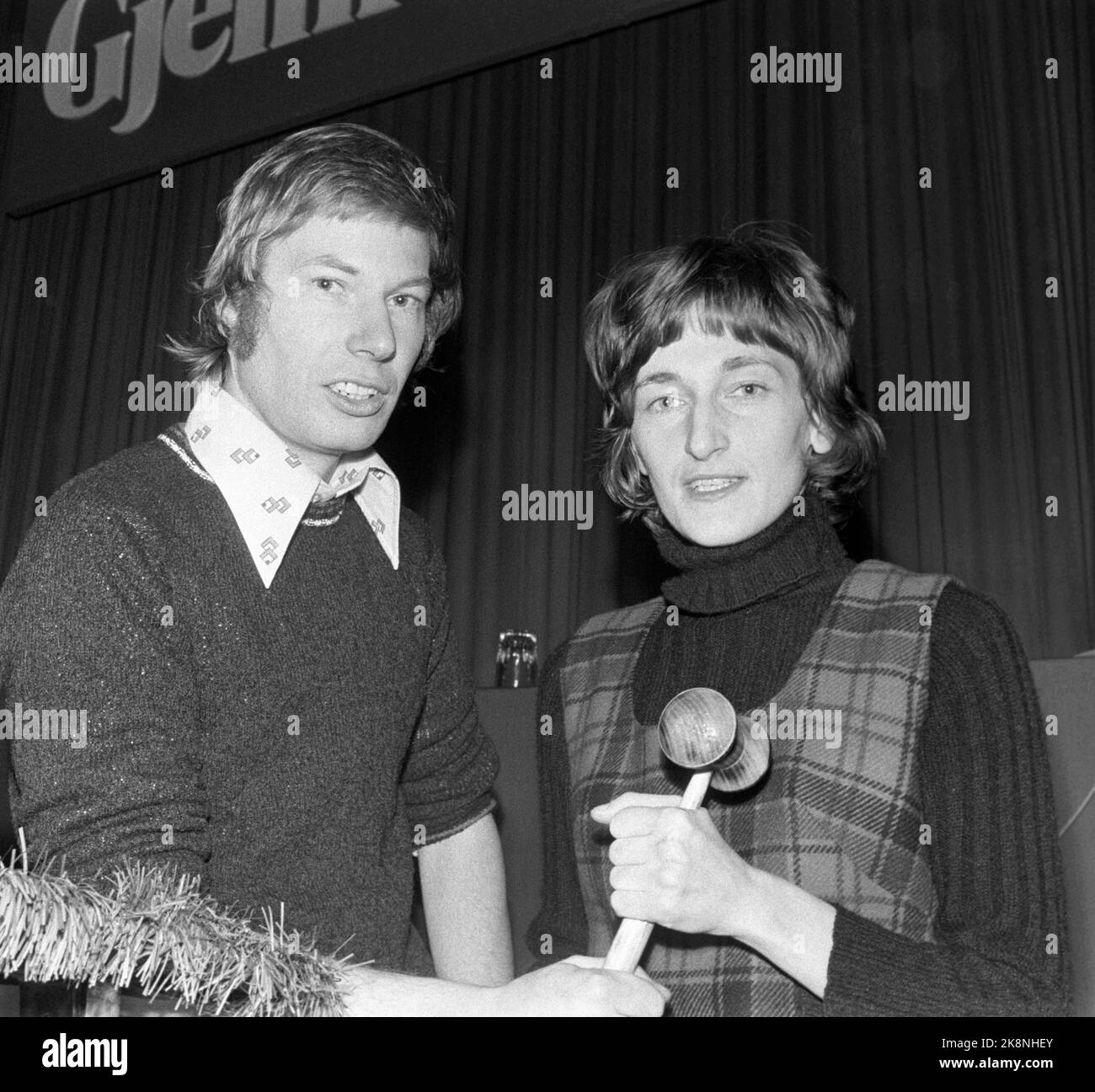 Oslo 19750216: Sissel Rønbeck a été élu nouveau président de Rune Gerhardsen à l'Assemblée nationale du Comté de la Jeunesse des travailleurs (AUF). Ici Gerhardsen donne le club de président à Rønbeck. Photo: NTB / NTB Banque D'Images