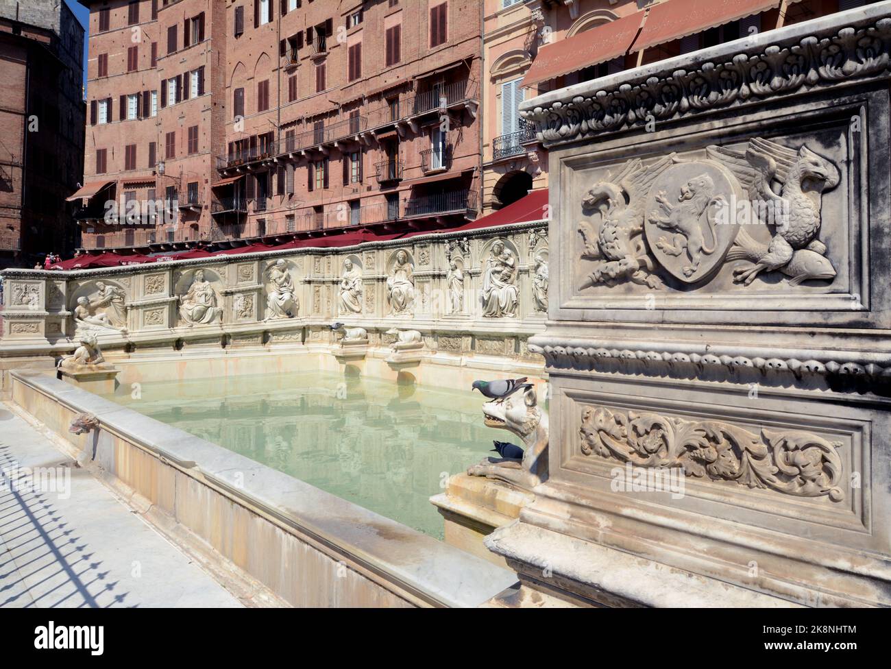 Fonte Gaia est une fontaine monumentale de Sienne, située sur la Piazza del Campo. Il a été inauguré en 1346. Banque D'Images