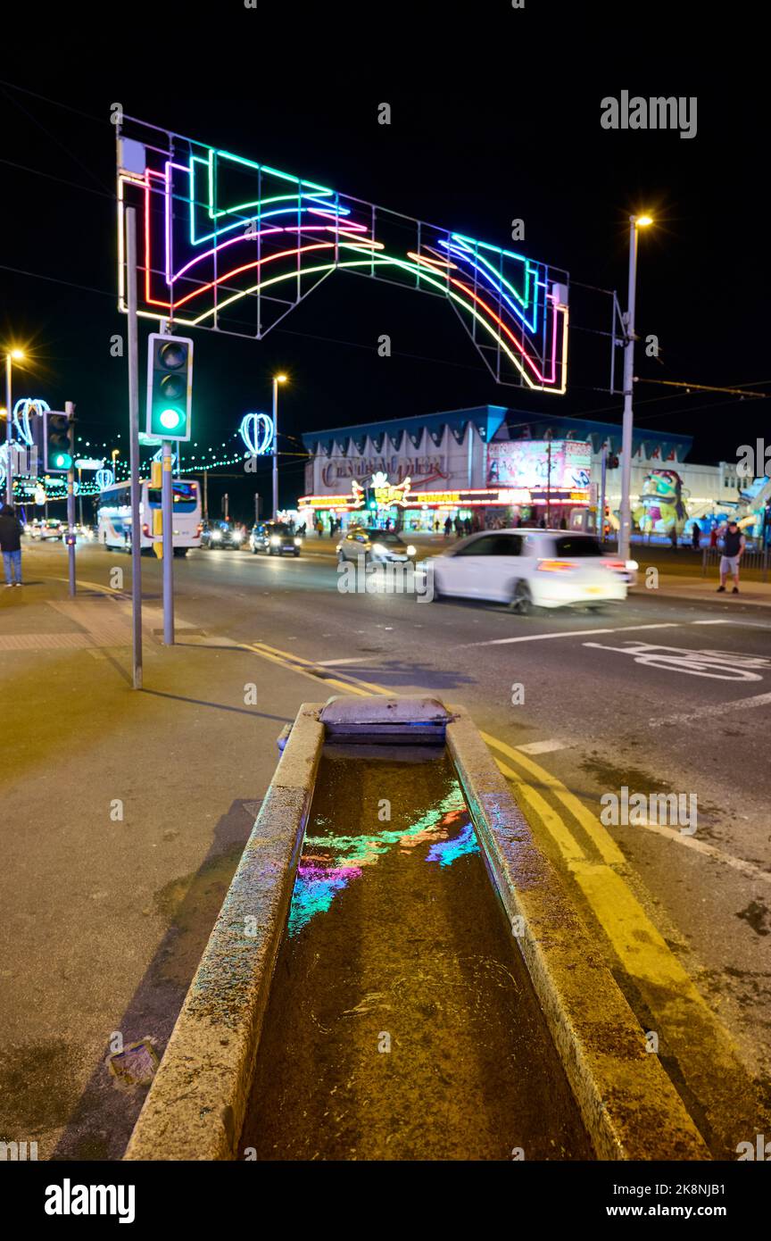 Les illuminations de Blackpool se reflètent dans le creux du cheval de pierre la nuit Banque D'Images