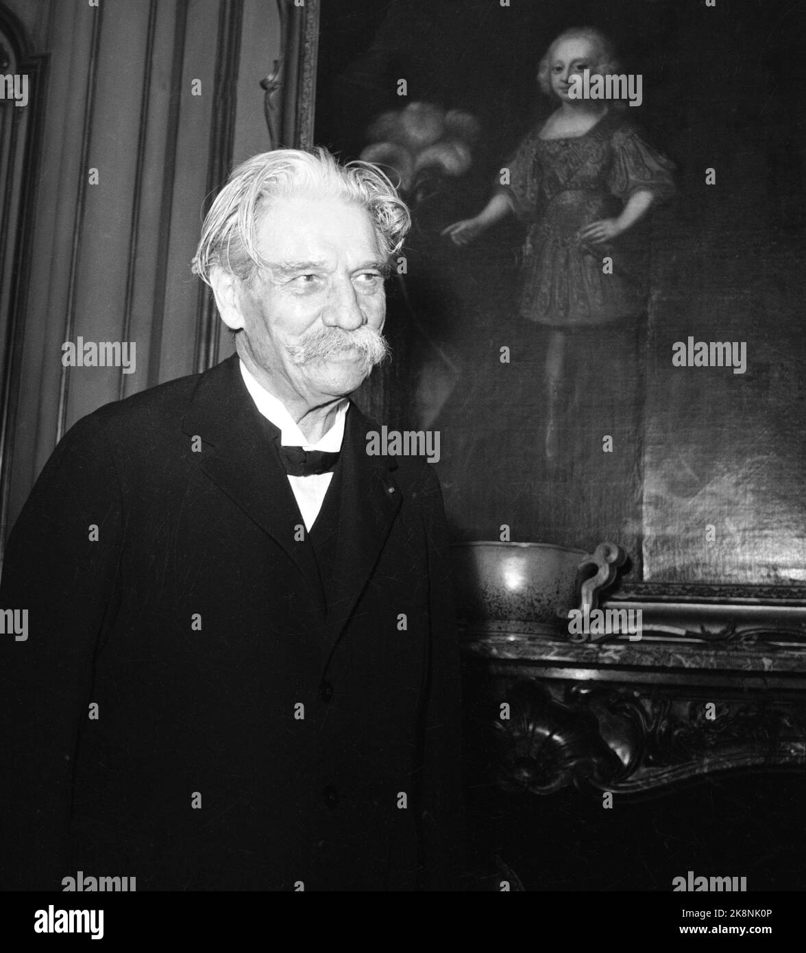 Oslo 19541102 Prix de la paix : Prix Nobel de la paix pour 1952 à Albert Schweitzer, médecin, missionnaire et fondateur de l'hôpital Lambarene au Gabon. (Le prix a été décerné en 1952, mais Schweitzer n'était pas présent au prix. Il s'est rendu en Norvège en novembre 1954. Ici Schweitzer à une conférence de presse sur 2 novembre 1954.) Photo: NTB / NTB Banque D'Images