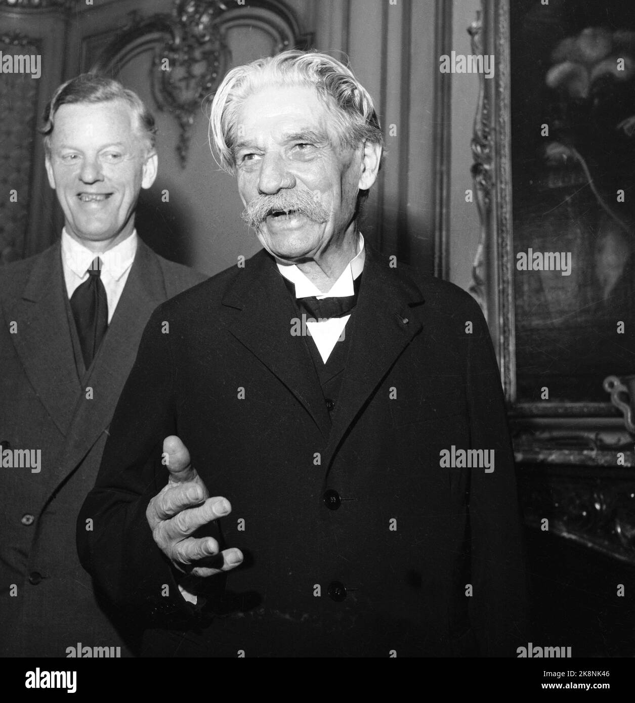 Oslo 19541102 Prix de la paix : Prix Nobel de la paix pour 1952 à Albert Schweitzer, médecin, missionnaire et fondateur de l'hôpital Lambarene au Gabon. (Le prix a été décerné en 1952, mais Schweitzer n'était pas présent au prix. Il s'est rendu en Norvège en novembre 1954. Ici Schweitzer à une conférence de presse sur 2 novembre 1954.) En arrière-plan le directeur de l'Institut Nobel, August Schou. Photo: NTB / NTB Banque D'Images
