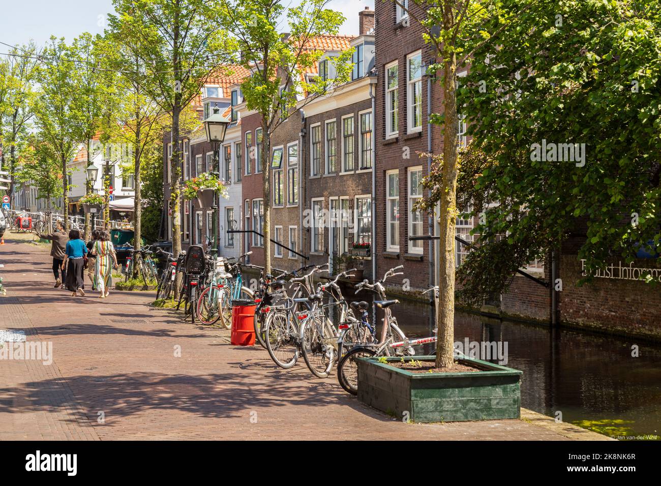 Les touristes se promènent dans les rues étroites de Delft. Banque D'Images