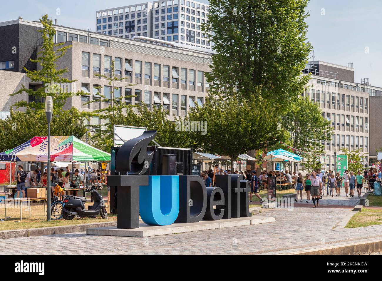 Semaine d'introduction sur le campus de l'Université de technologie de Delft, pays-Bas et logo de l'université. Banque D'Images