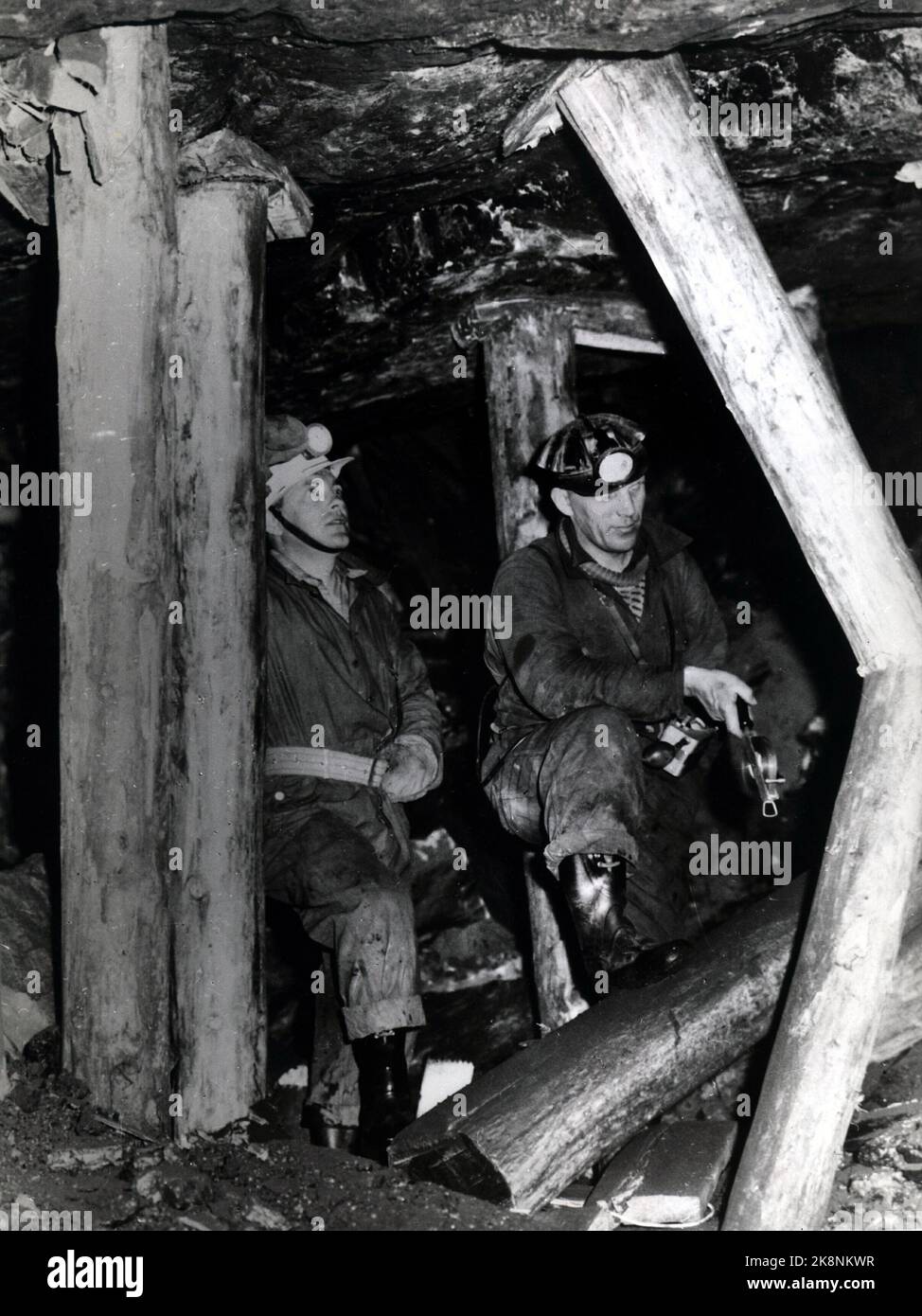 NY Ålesund 1959. Foto fra 'King Bay -gruvene' i NY Ålesund der den fjerde alvorlige eksposjonsulykke i 'King Bay-gruvene' på Svalbard skjedde 5.november 1962. 21 mennesker omkom.Bildet viser gruvearbeidere i aksjon ved inngangen til disse gruvene. (De tre everående eksposjonsulykker i King Bay var i 1948, 1952 og 1953 med henholdsvis 15, ni og 16 omkomne). Det ble påny avslørt store mangler og misligheter, og saken endte med mistillit i Stortinget og industriministre Kjell Holler måtte gå. Stortinget besluttet så avvikling av 'King Bay' 23.aug. 1963, og samtidig måtte regjeringen Gerhar Banque D'Images