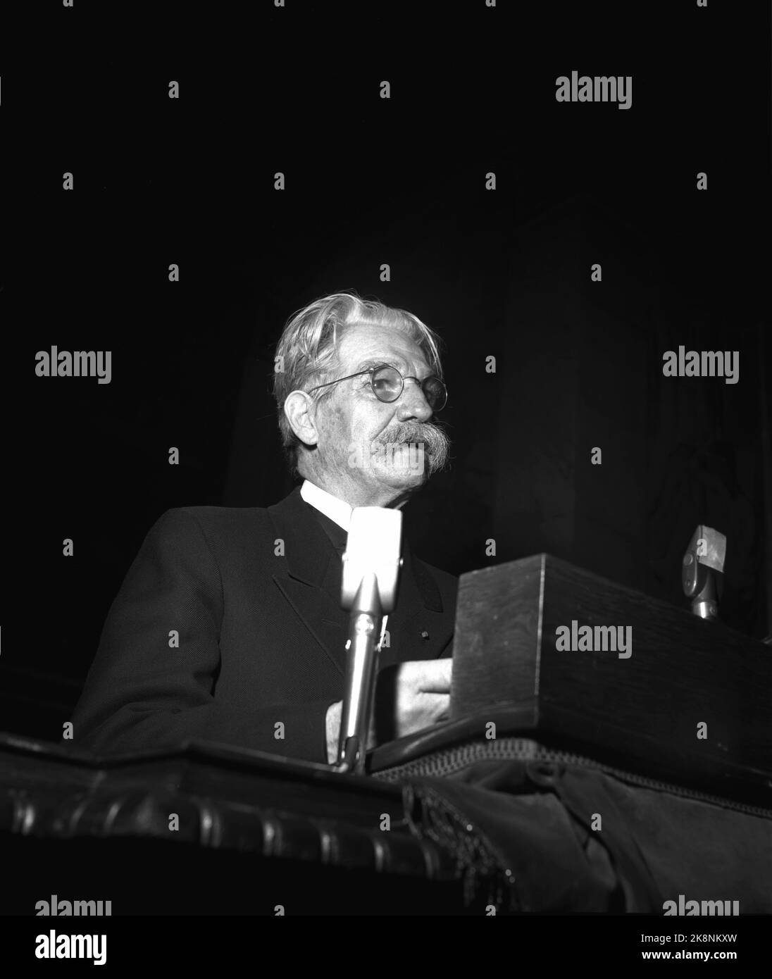 Oslo, novembre 1954. 'Albert Schweitzer, som kom à Oslo 2. nov. Pour škvittere pour fredspreved med den obligatoriiske Nobel-talen, må ha følt varmen strømme mot seg helt fet øyeblikk han satte foten på perrongen på Østbanen. Utenfor stasjonen var det nesten comme folksomt som når en idrettsstjerne kommer hjem. Folk trengte seg på for šfå et glimt av denne store humanisten fafrikas urskog, mannen som ga avkall på den strålende karrière han rike intellektuelle og kunstneriske utrustning hadde sikret Ham, for slåss sykner sket skog skog skog skog slås slås burning. . Banque D'Images