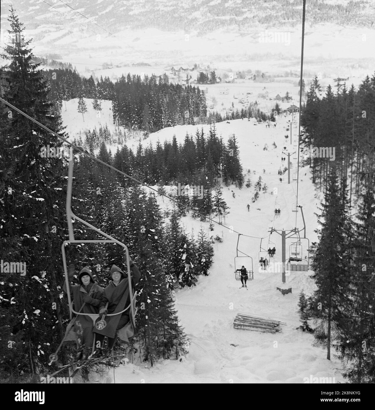Hakadal 19630113 le nouveau centre de ski de Varingskollen a été ouvert, avec télésiège, sentiers alpins et sentiers de randonnée. Voici une photo de la remontée mécanique. Photo: Thorberg / NTB / NTB Banque D'Images