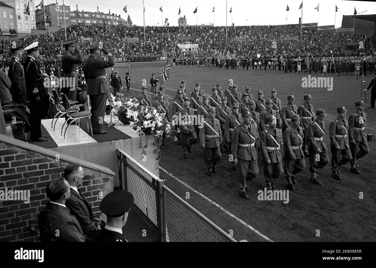 Oslo 19650508 le 20th anniversaire de la libération de la Norvège est marqué par un grand événement au stade Bislett. Ici, les vetarans de guerre defide dans le stade, le roi Olav et le prince héritier Harald saluent les anciens combattants. Photo: NTB / NTB Banque D'Images