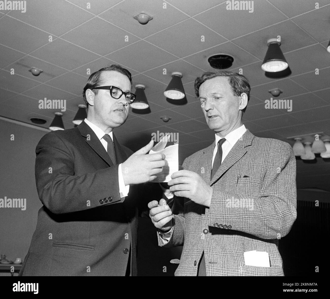 Oslo 196604. La communauté étudiante d'Oslo organise Teach-in sur le Vietnam dans la Maison du peuple. La réunion a duré 12 heures et n'a pas été terminée avant le dimanche matin. Jahn Otto Johansen, rédacteur en chef à Morgenposten (T.v.), en conversation avec John Sanness, chef de l'Institut norvégien de politique étrangère. Photo Aage Storløkken / actuel / NTB Banque D'Images