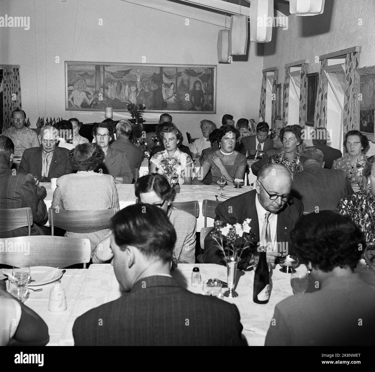 Oslo 1955. Le plus grand hôtel d'Europe du Nord. Hôtel d'été pour étudiants à Sogn Studentby. Du restaurant, les gens s'assoient et mangent. Les peintures d'Edvard Munch sont accrochées au mur arrière. Photo: Aage Storløkken / actuel / NTB Premium Banque D'Images