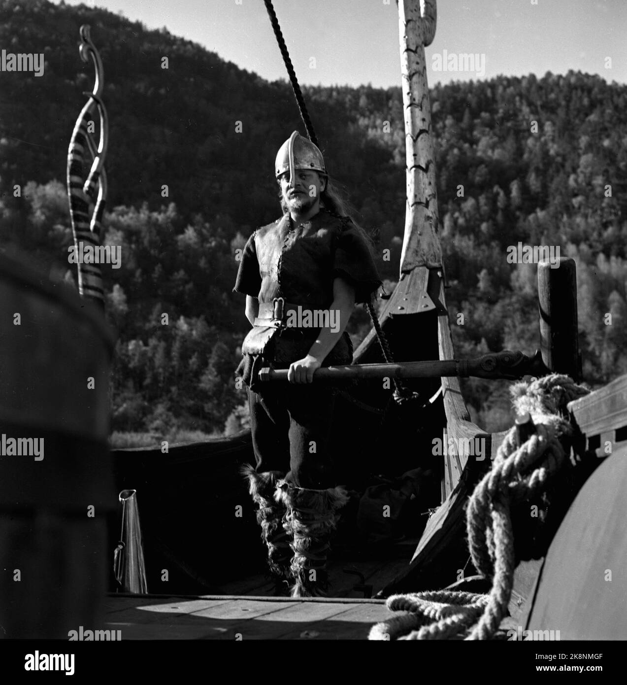 Oslo, 195705. L'enregistrement du film les Vikings (Vikings) sous les auspices de Richard Fleisscher. Voici un 'Viking' têtu dans la poupe du 'navire viking'. Photo: Jan Stage / NTB Banque D'Images