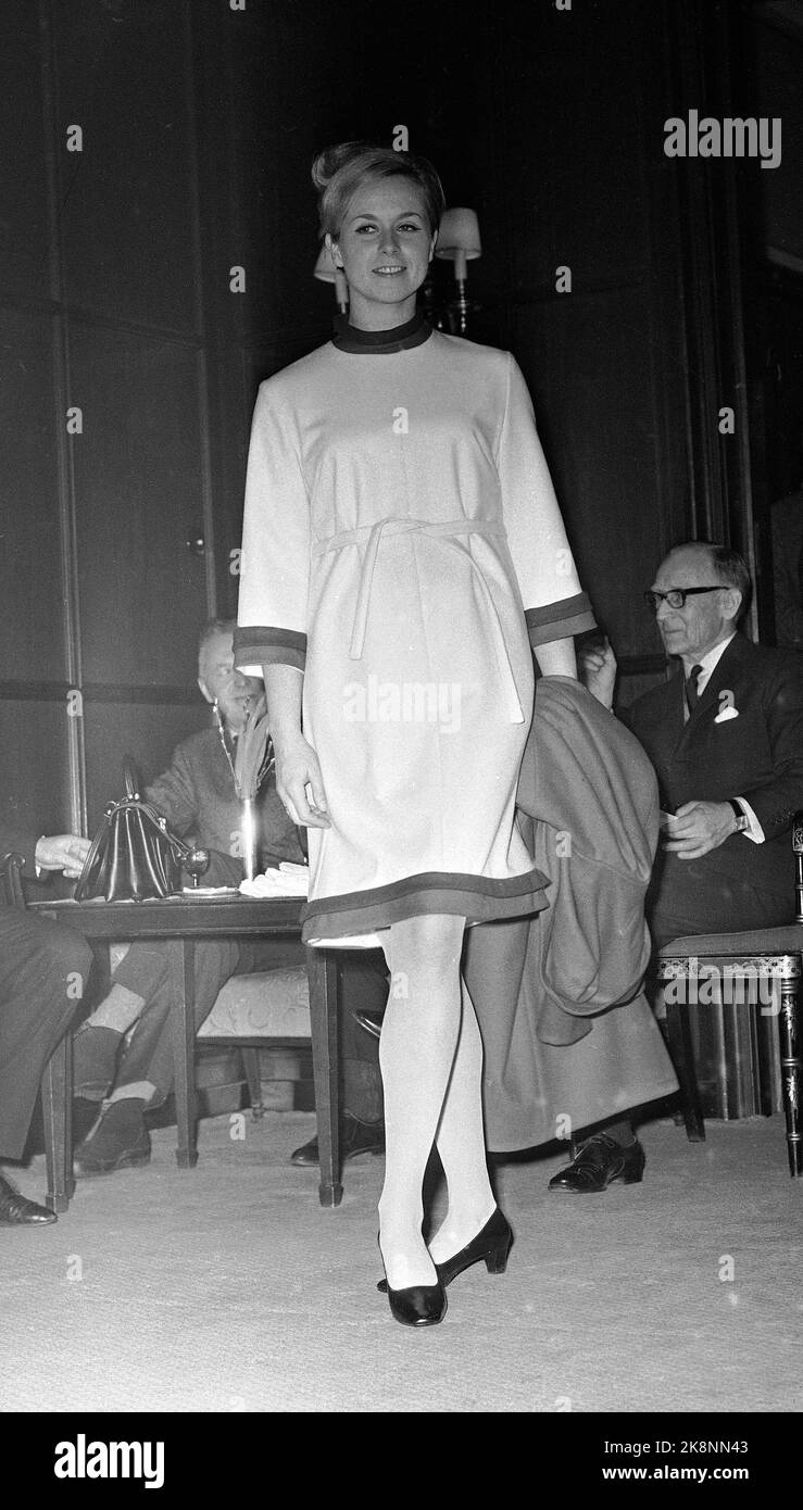 Oslo Jeux Olympiques d'hiver 19680122 à Grenoble 1968. Ici la tenue de compagnie des filles, robes inspirées de saga. Photo: Vidar Knai / NTB / NTB Banque D'Images