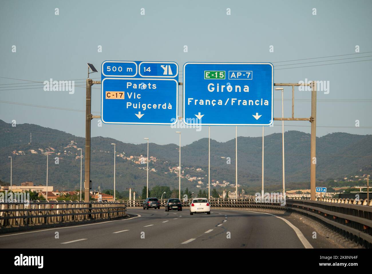 Panneaux Blue Highway à l'extérieur de Barcelone, en Espagne, en direction de Gérone et de France. Banque D'Images