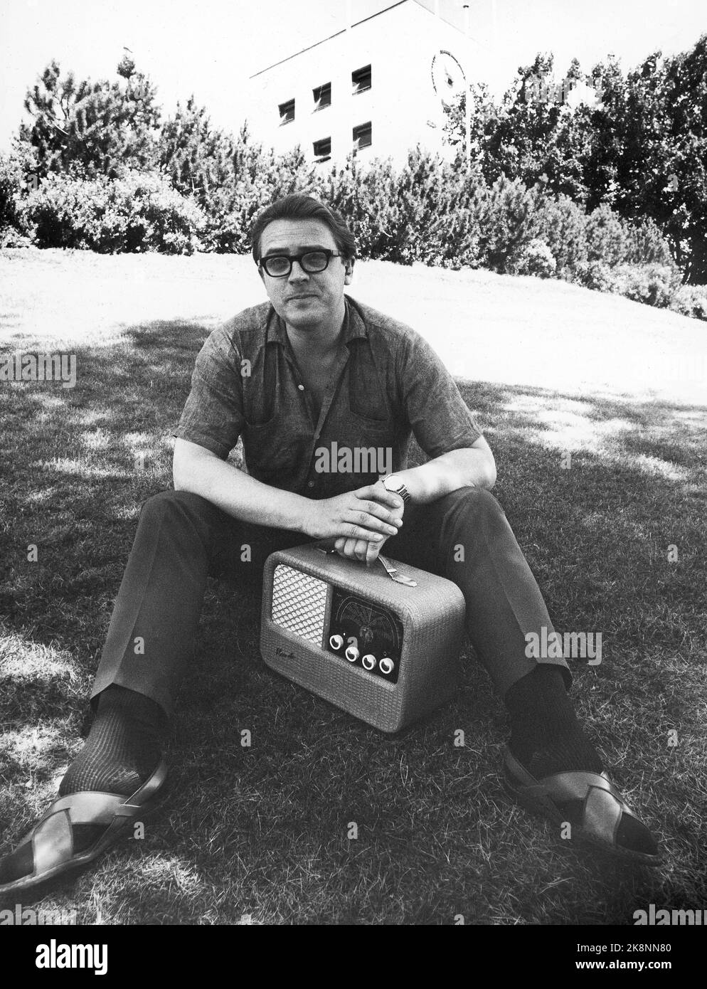 Oslo au printemps 1971, Johan Vigeland, le directeur de ​​program de NRK (né en 1935- d.1972), est considéré comme le fondateur de Travel radio. Il a découvert que les gens voulaient un programme de radio avec des divertissements légers et des informations pendant les vacances, et le premier programme a été mis en ondes sur 24 juin 1963. Le programme devrait contenir 'Lobster et Kanari' et la musique devrait être 'léger mix, musique populaire dans le bon sens' du mot ' selon Vigeland. Voici le fondateur avec une radio de voyage Kurer sur l'herbe en face de NRK ​​house à Marienlyst. Photo: Ween impair / courant / NTB Banque D'Images