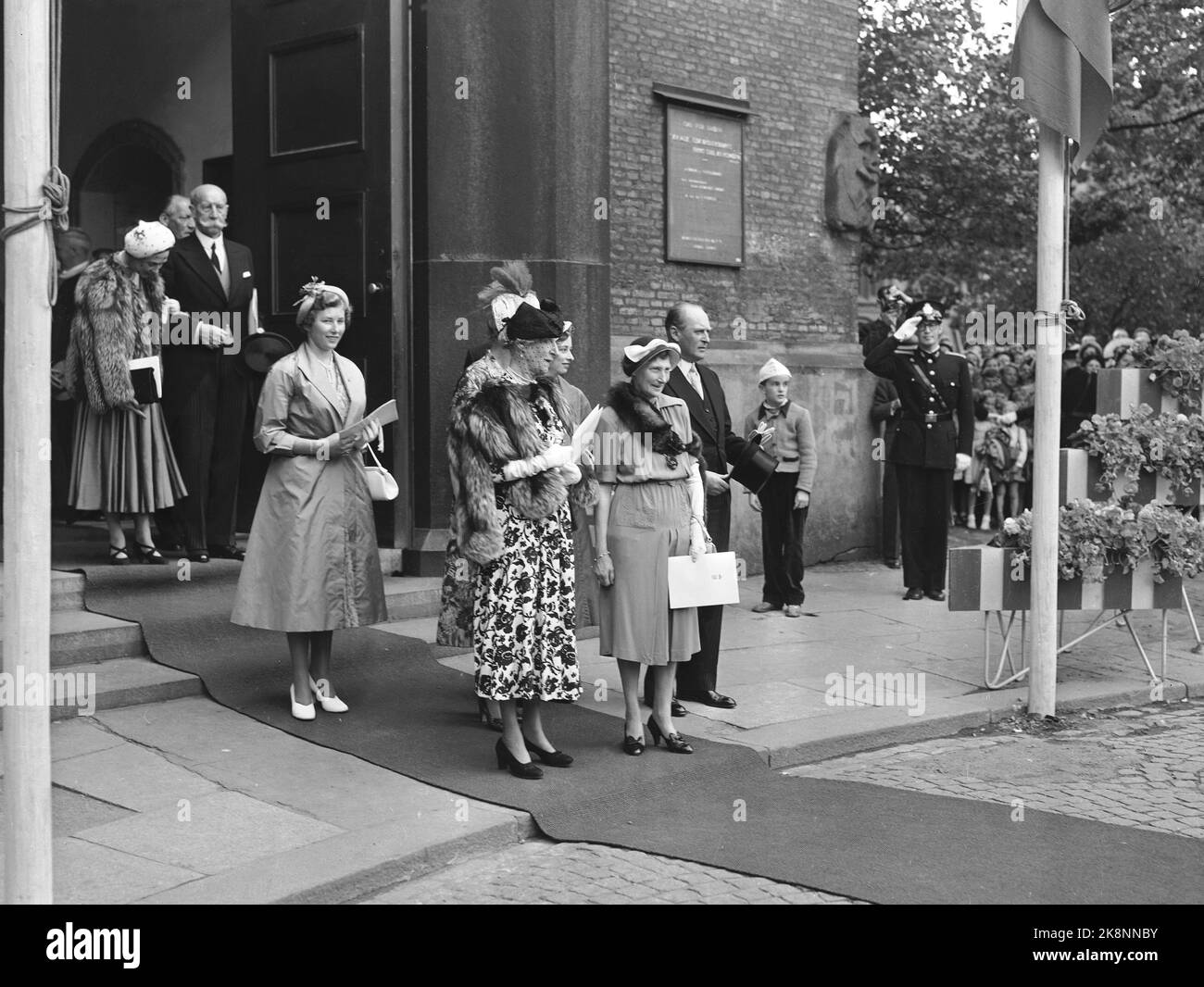 Oslo 19520803. Roi Haakon 80 ans 3 août 1952. La famille royale sur le chemin de la sortie après le culte de la fête dans la cathédrale en relation avec la célébration de l'anniversaire du roi Haakon. En face de la télé La princesse Ingeborg de Suède, derrière la princesse Astrid, à droite le prince héritier Olav. Photo: NTB / NTB Banque D'Images
