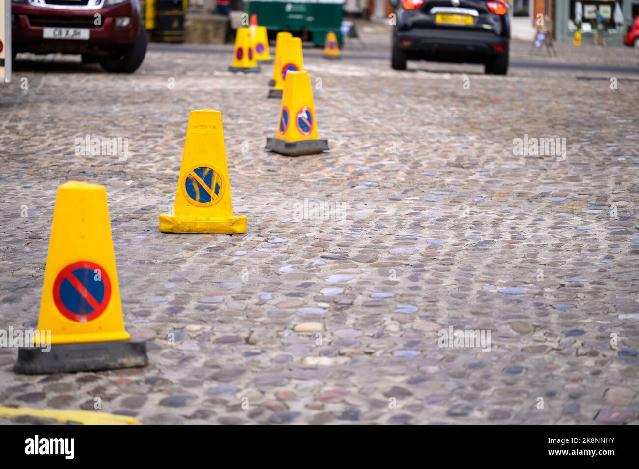 Richmond, Yorkshire du Nord, Royaume-Uni - 3 août 2020: Jaune pas de cônes de signalisation dans la place pavée du marché de Richmond Banque D'Images