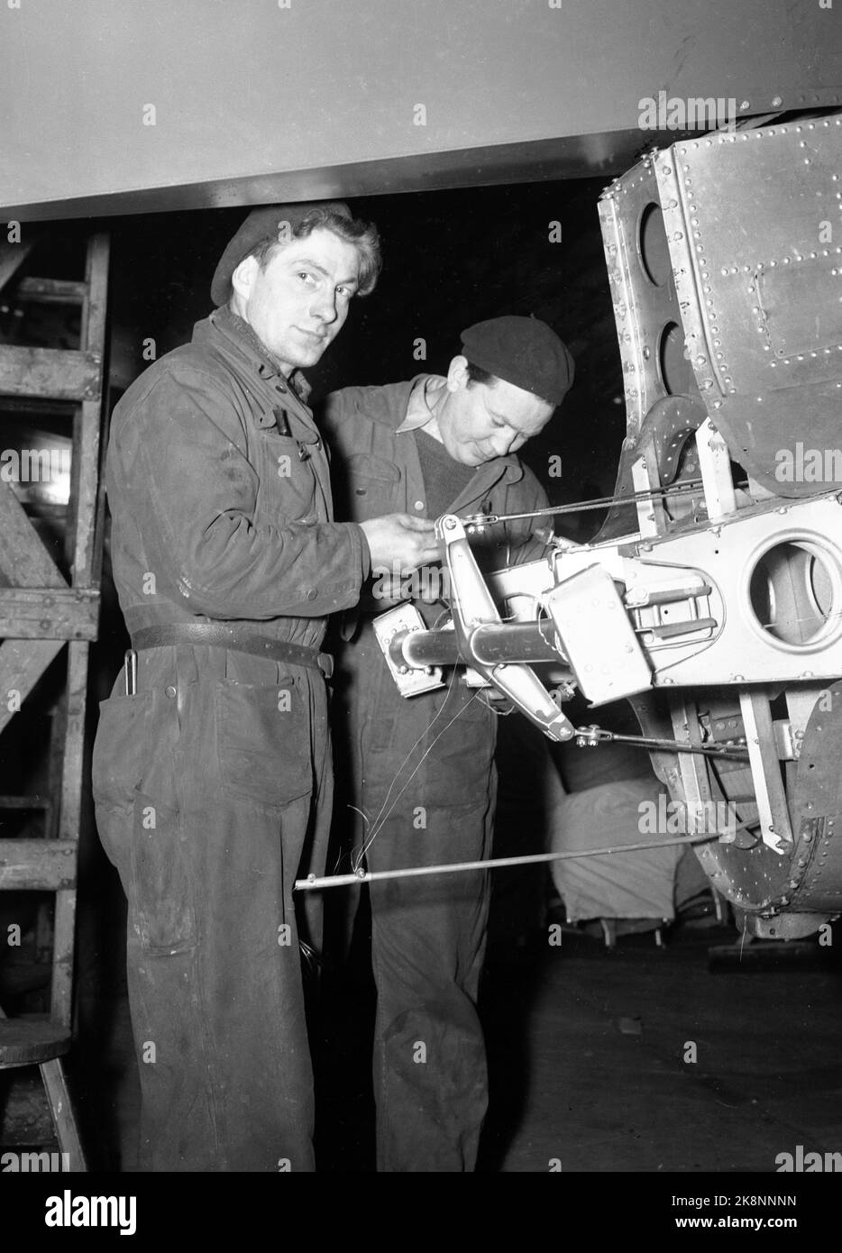 Fornebu 19470222 dangereux à voler? Un peu de sécurité dans les airs, d'après les enquêtes menées à Fornebu par les employés actuels. Photos d'avions Norwegian Air Lines qui précipitent les moteurs, du département technique, du météorologue, du contrôleur de la circulation aérienne, de l'équipage au sol, etc. Ici: Les mécaniciens de vol au travail. Photo: Thorbjørn Skotaam / actuel / NTB Banque D'Images