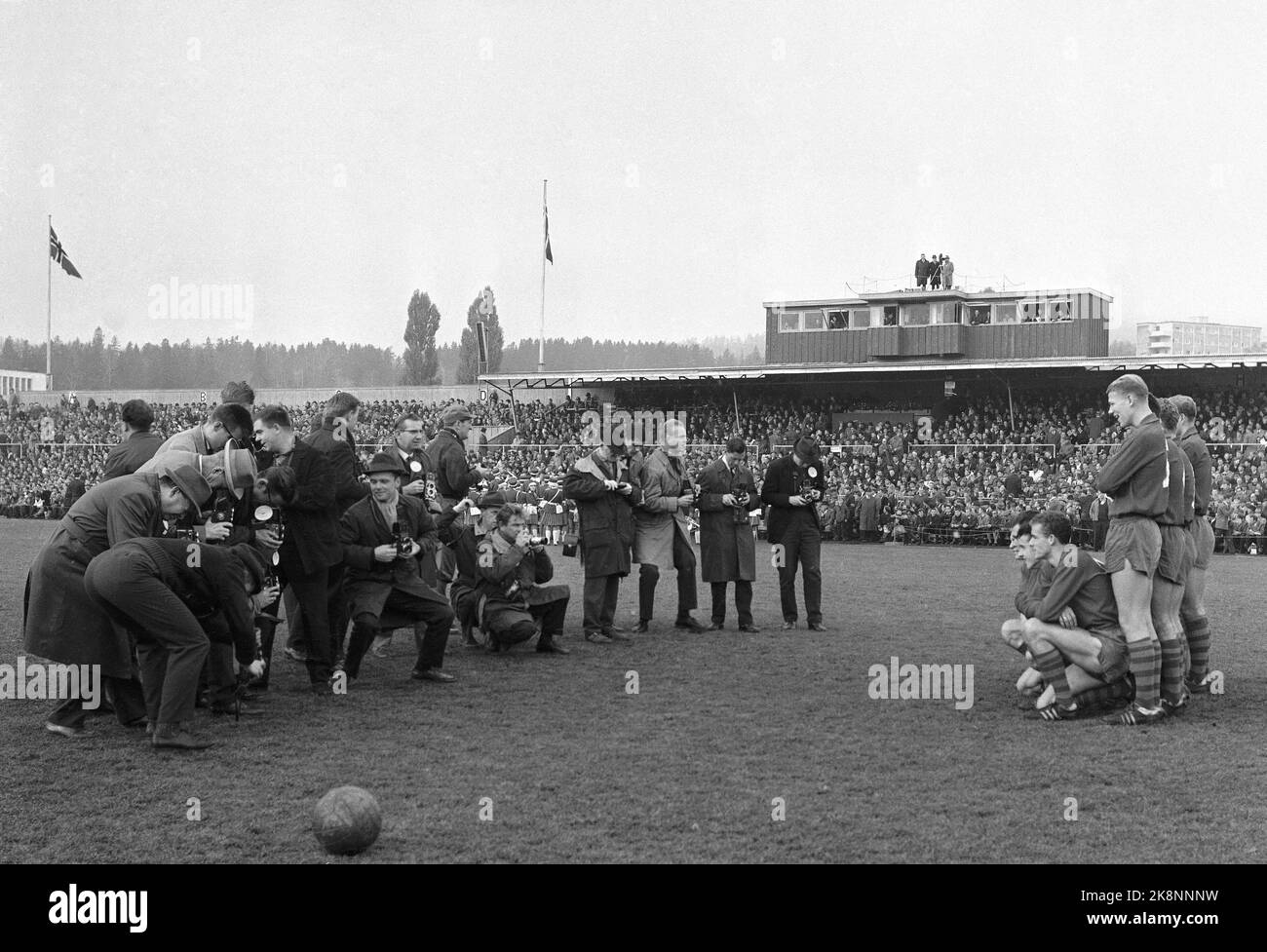 Oslo 19631027 football, coupe finale 1963 Skeid / Fredrikstad 2-1 dans une finale dramatique au stade Ullevaal. Ici, les équipes sont photographiées avant le début. Grands appels d'offres de photographes et stands surpeuplés. Photo: NTB / NTB Banque D'Images