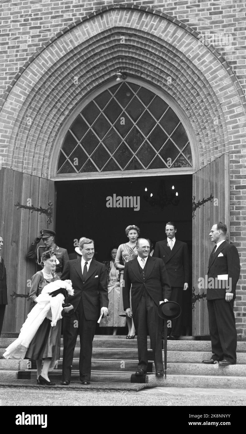 Asker 19540210. Prinsesse Ragnhild og Erling Lorentzen bærer stit ...