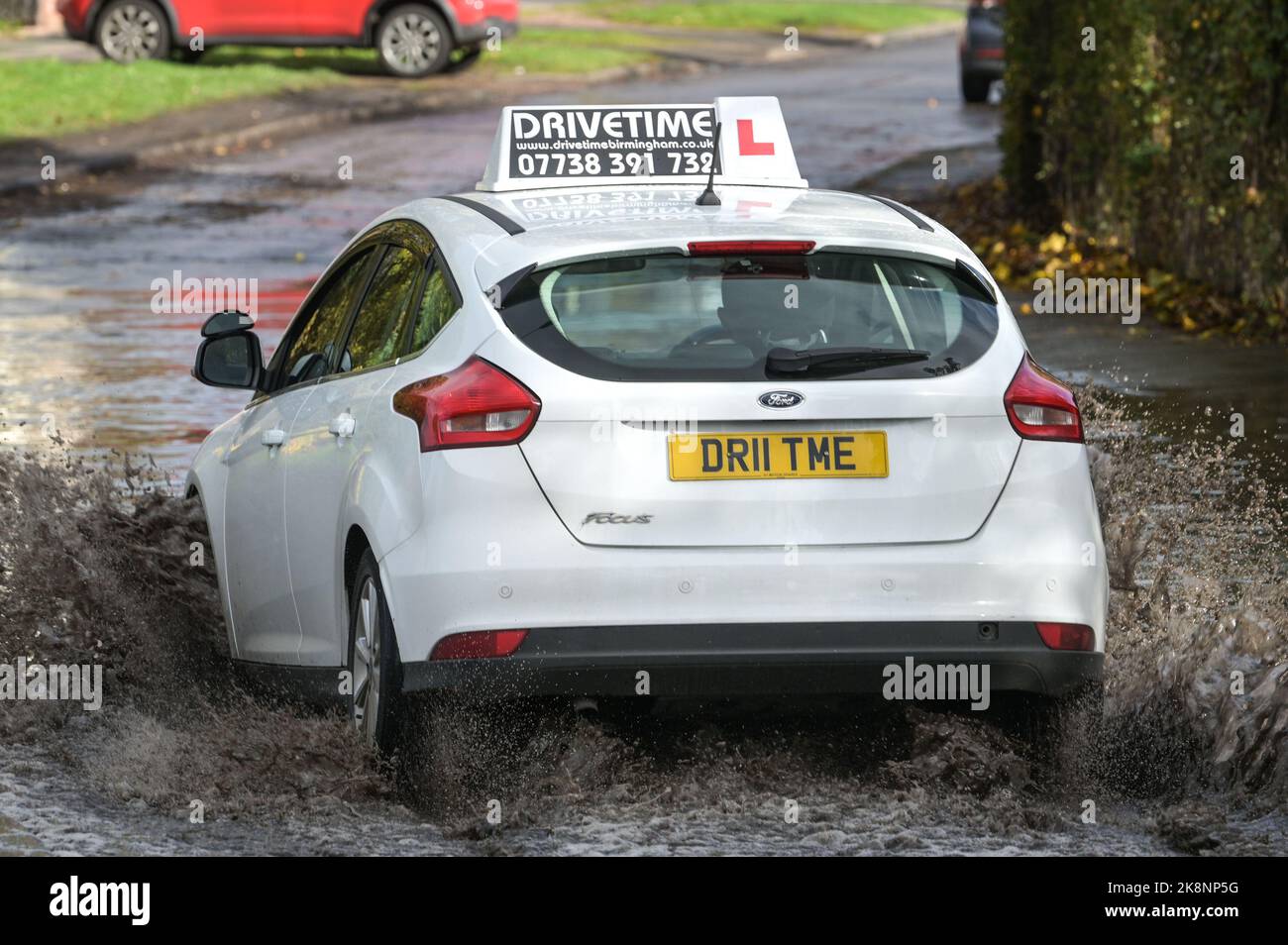 Yardley, Birmingham 24 octobre 2022. - Les chauffeurs négocient leur chemin à travers les inondations sur Yardley Green Road dans la région de Yardley à Birmingham lundi après-midi. Les conducteurs ont utilisé le chemin sur le côté pour conduire le long et éviter l'eau plus profonde, mais certains conducteurs ont décidé de labourer par le milieu. Photo par crédit : arrêter presse Media/Alamy Live News Banque D'Images