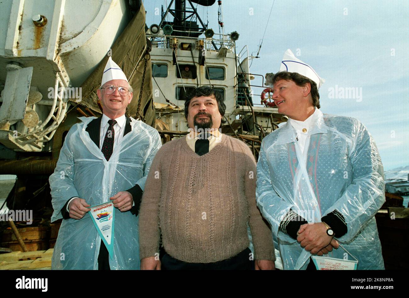 Båtsfjord, Finnmark 19910405. Le vice-président de la Commission européenne, Frans Andriessen, visite Finnmark avec le Premier ministre Gro Harlem Brundtland. ANDRIESSEN est responsable des négociations entre la ce et les pays de l'AELE sur un accord EEE. Sur la photo, ils sont à bord d'un chalutier russe, avec le capitaine Aleksander Tujchiev (au milieu). Photo: Bjørn Sigurdsøn / NTB Banque D'Images