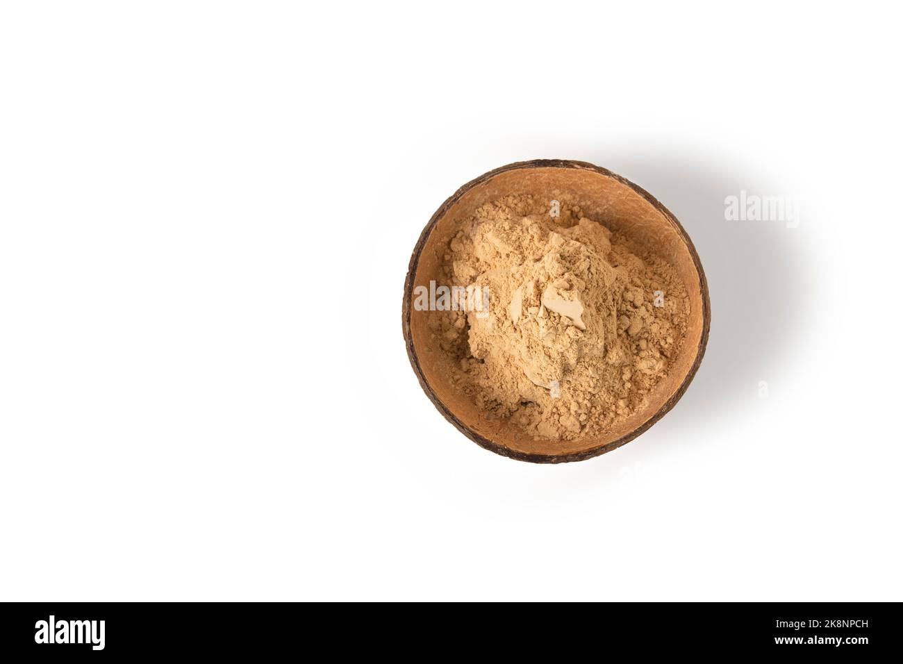 Vue de dessus de la poudre de racine de maca dans un bol isolé sur blanc Banque D'Images