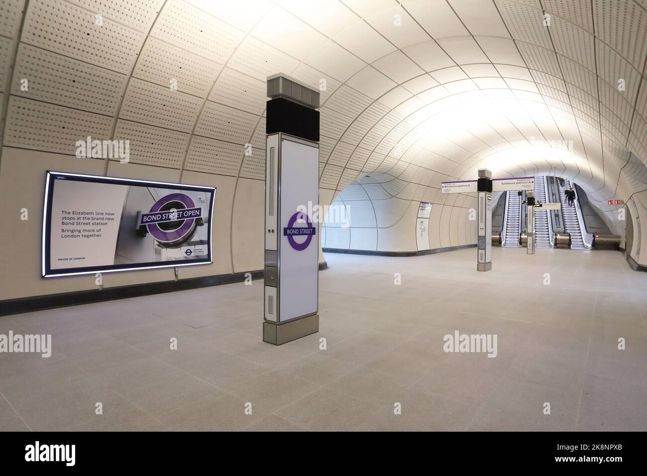 La gare de Bond Street de la ligne Elizabeth, enfin ouverte, 5 mois après l'ouverture des autres stations du tronçon central de la ligne. La station spacieuse, élégante et sans marches sera un grand coup de pouce pour accéder au quartier commerçant très animé avant la période des fêtes, dans le centre de Londres, au Royaume-Uni Banque D'Images