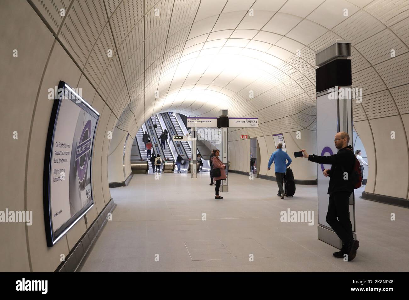 La gare de Bond Street de la ligne Elizabeth, enfin ouverte, 5 mois après l'ouverture des autres stations du tronçon central de la ligne. La station spacieuse, élégante et sans marches sera un grand coup de pouce pour accéder au quartier commerçant très animé avant la période des fêtes, dans le centre de Londres, au Royaume-Uni Banque D'Images