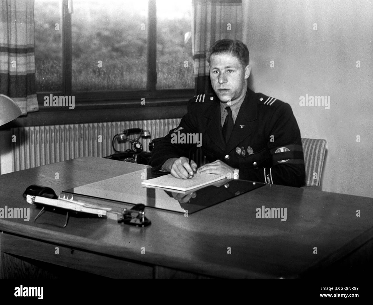 Juillet 1943. Arne Tvedt, chef de régiment, avant H.R. (?) (Le pilote du régiment correspond au colonel) photo : Aage Kihle / NTB Banque D'Images