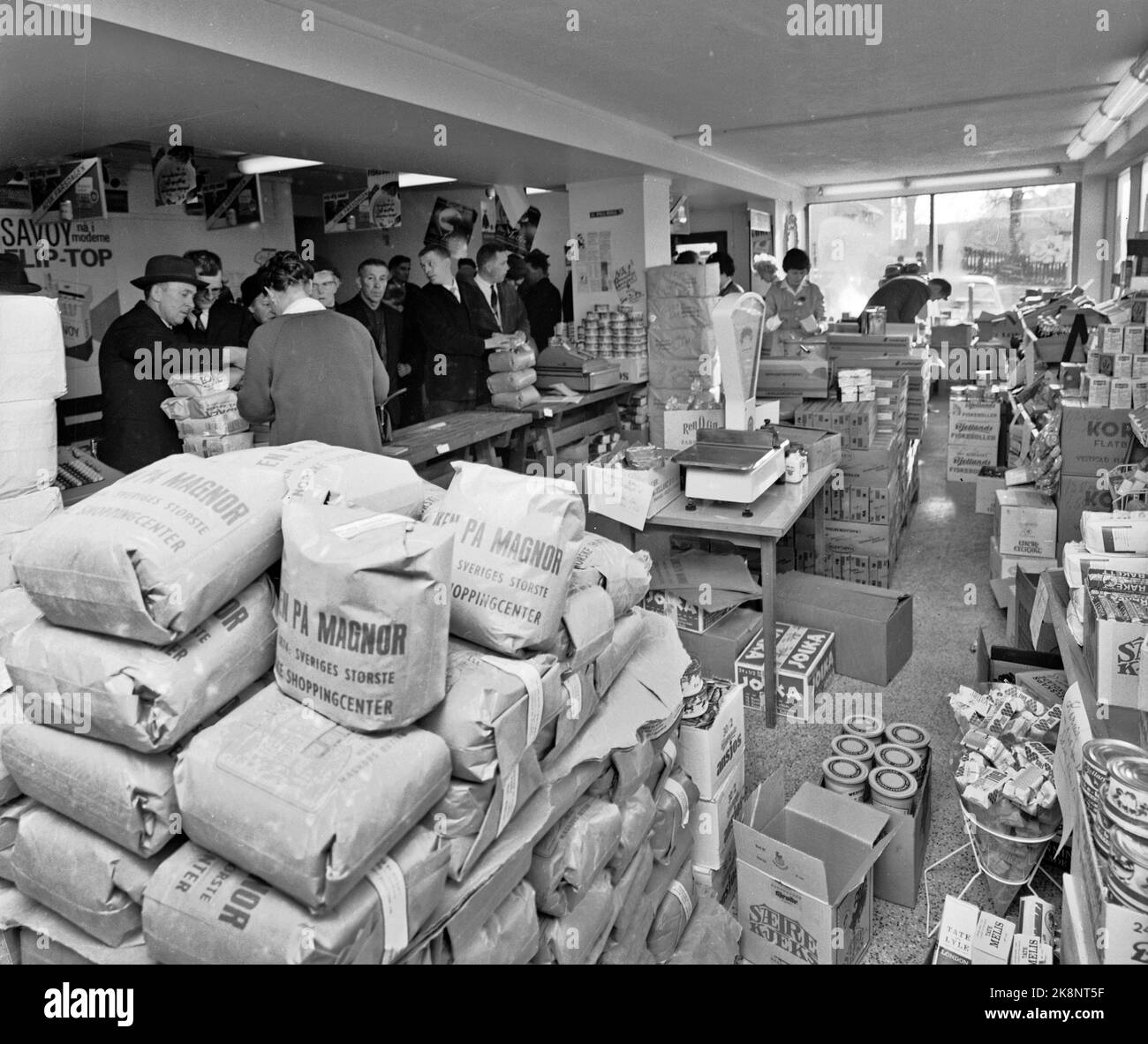 Magnor octobre 1965: Succès en espèces pour la margarine norvégienne la Toussaint vient de près de dix mille voitures emballées de Suède à Magnor pour échanger des aliments norvégiens subventionnés tels que le sucre, la margarine et la farine de blé. La grande majorité d'entre eux se trouvaient dans le grand magasin pour le « roi Margarine » par Løken. Voici un aperçu derrière le disque, où il était plein toute la journée. Photo: Aage Storløkken / actuel / NTB Banque D'Images
