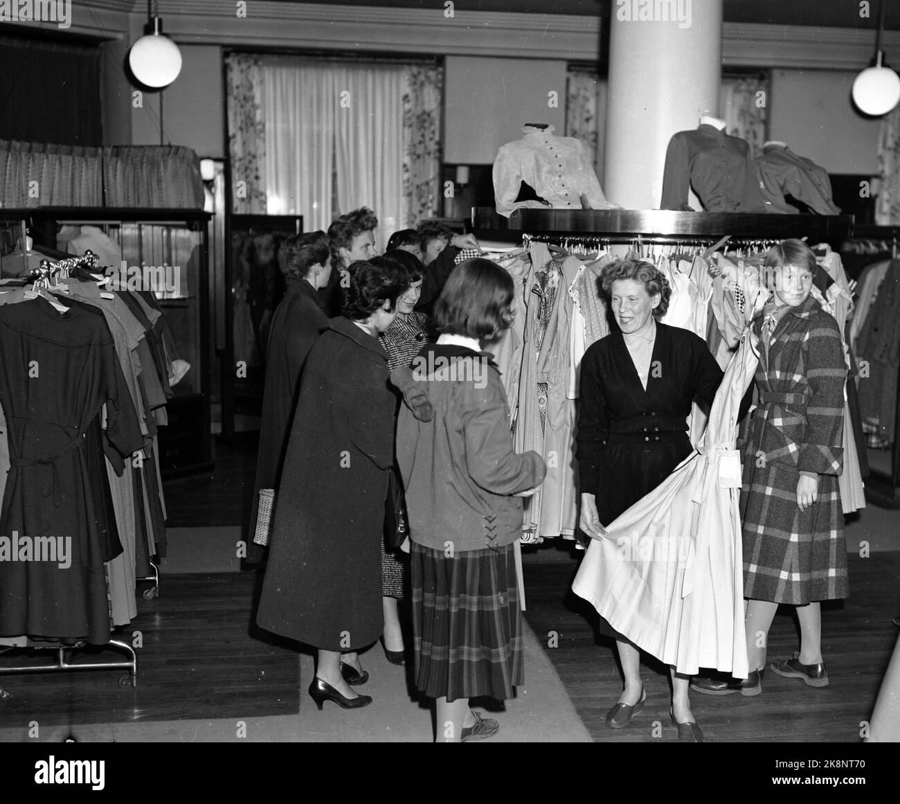 Oslo 19550427 le département des adolescents de Steen & Strøm. Photo: Kihle / NTB *** photo non traitée ***** Banque D'Images