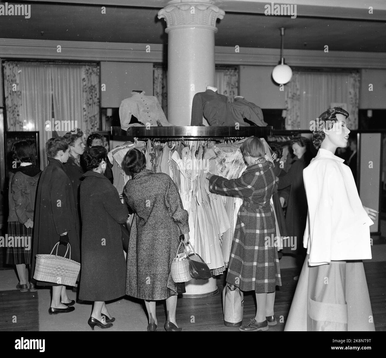 Oslo 19550427 le département des adolescents de Steen & Strøm. Photo: NTB *** photo non traitée ***** Banque D'Images