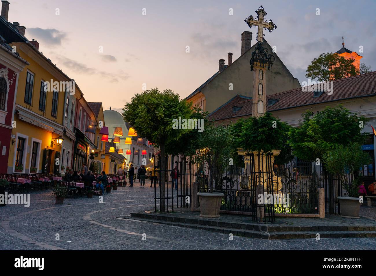 10.13.2022 -Szentendre, Hongrie: Place principale avec de belles lumières de ville à Szentendre Hongrie à côté de Budapest avec des décorations colorées de bannière Banque D'Images