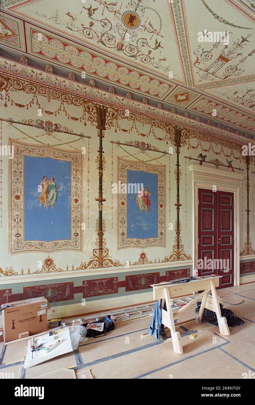 Pendant la rénovation, la salle à manger du château avec des décorations de style ancien a été révélée des images « tissées » de nymphes dansantes. Les photos ont été cachées par de grandes peintures de couronnement, qui sont plus susceptibles d'être accrochées à nouveau après la rénovation. Photo per Løchen / NTB la maison royale / le château royal / intérieur / restauration / rénovation / Banque D'Images