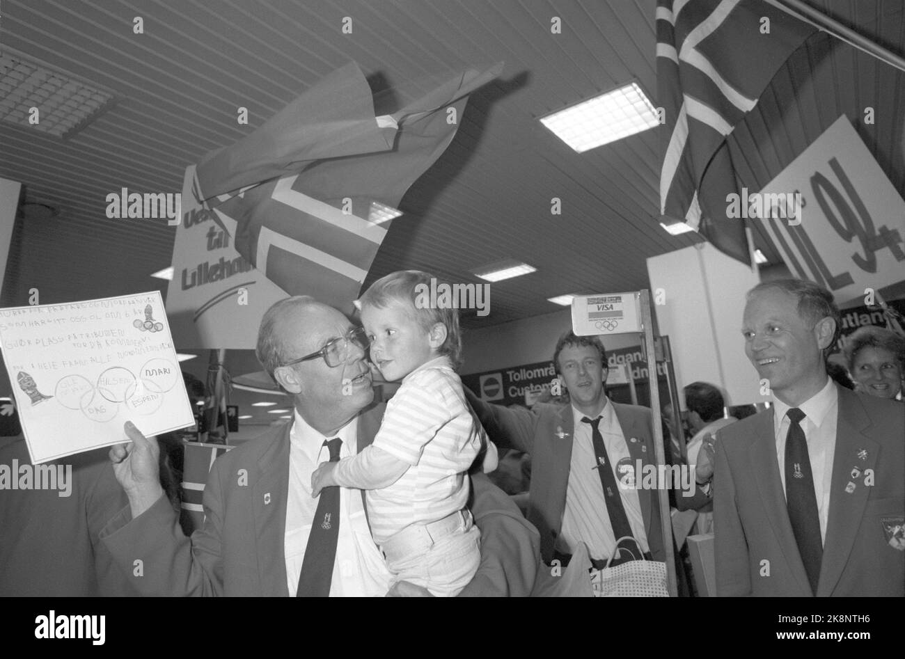 Oslo 1988-09-19:-et le gagnant est Lillehammer! Les Jeux olympiques d'hiver de 1994, Lillehammer, Norvège. OLE Sjetne de la délégation Lillehammer de Séoul arrive à Fornebu après le séjour réussi à Séoul. Ici, il rencontre des encouragements et des drapeaux norvégiens. Ici avec le petit-fils Espen (4) sur son bras. Photo: Eystein Hanssen Banque D'Images