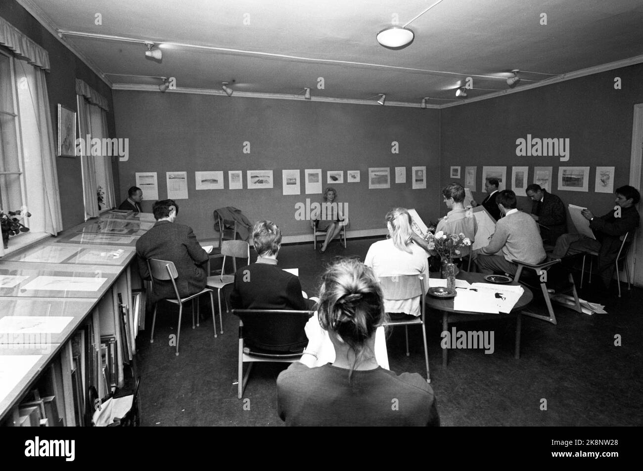 Oslo novembre 1966 l'acteur Wenche Foss est conçu par dix artistes norvégiens différents, tous membres de la société des jeunes artistes. Voici un modèle avec les artistes autour d'eux. Photo: Ivar Aaserud / courant / NTB Banque D'Images
