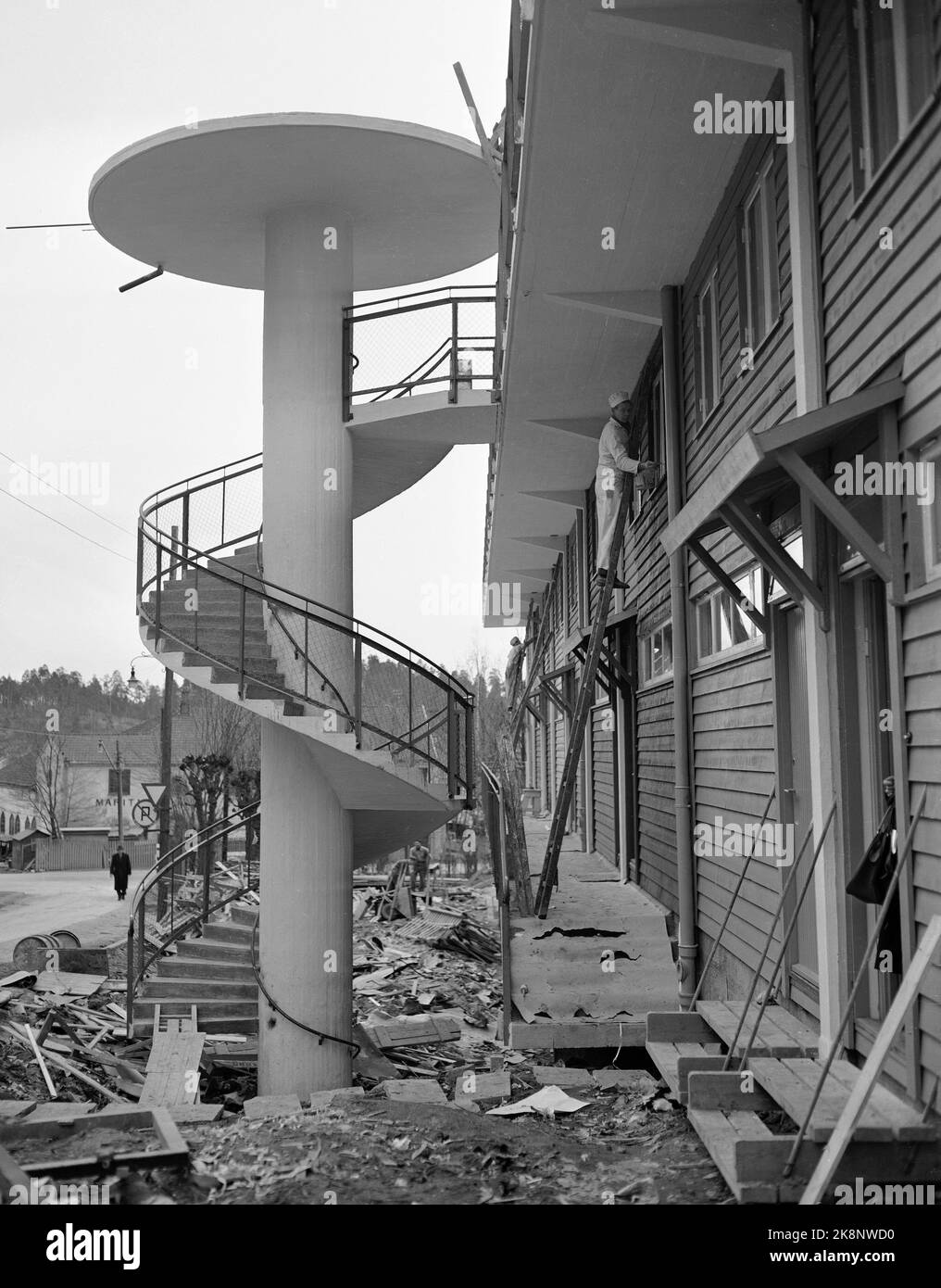 Oslo 19530328 la construction de logements de Selvaag à Maritim. Maison de ville / deux étages en bois. Escalier en colimaçon. Photo: NTB / NTB Banque D'Images