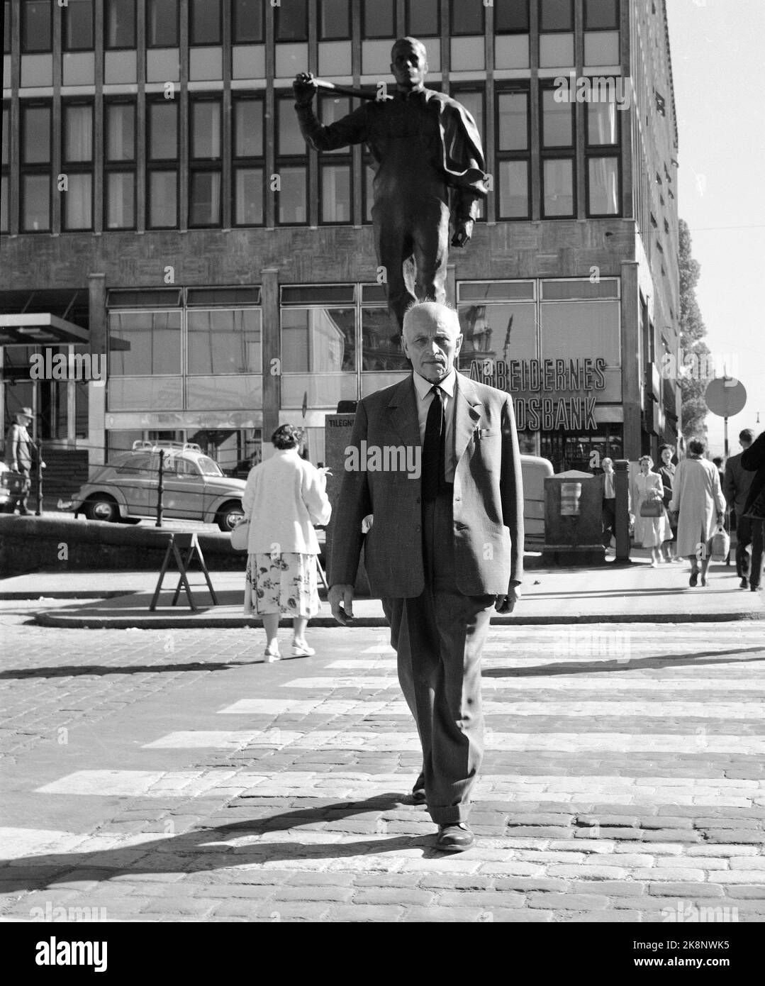 Oslo juin 1959 politicien Martin Tranmæl (1879/1967) Tranmæl était une figure centrale du Parti travailliste norvégien et de l'Organisation nationale. Ici Tranmæl photographié à l'extérieur du bâtiment LO sur Youngstorget. Photo: Børretzen / courant / NTB Banque D'Images