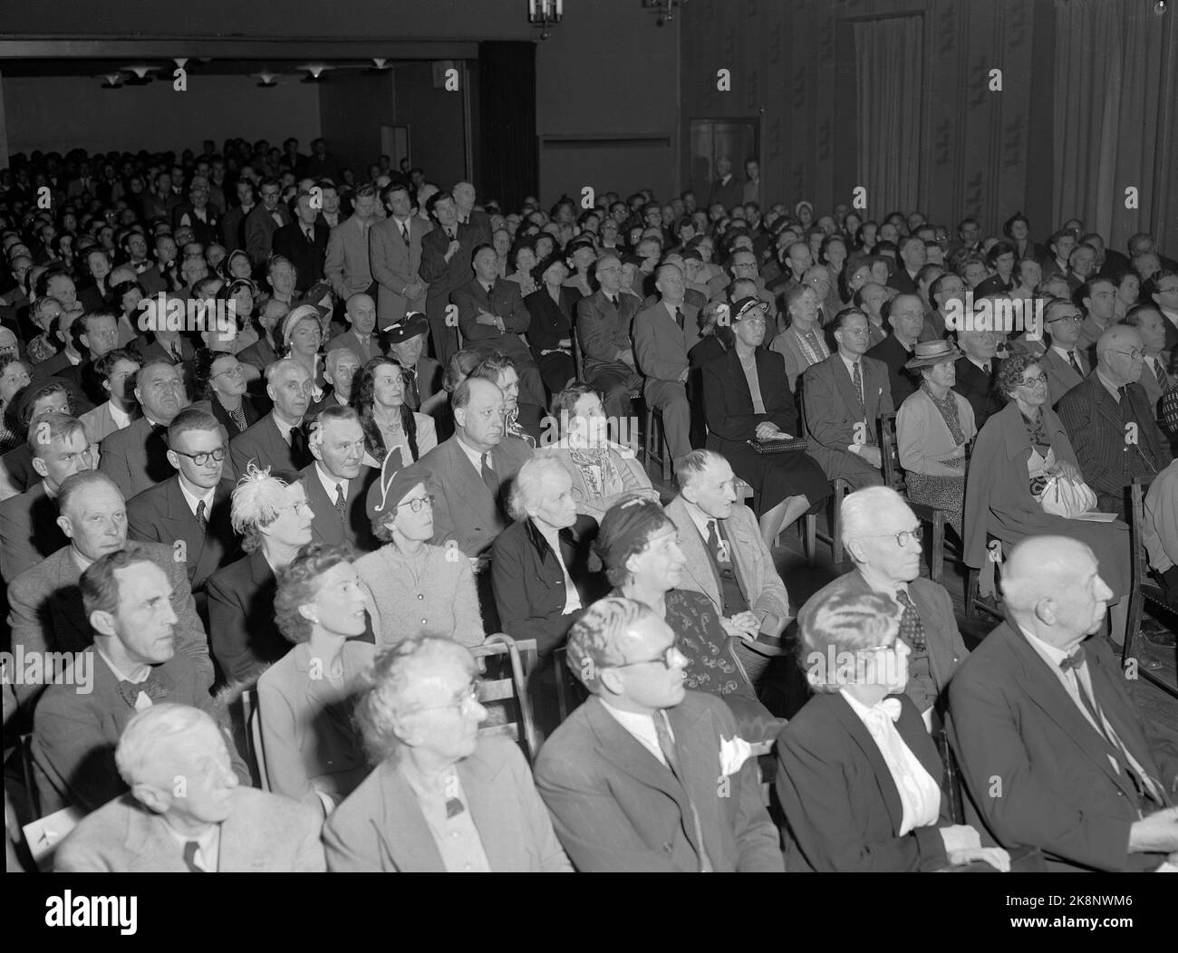 Oslo 19520919 Réunion dans l'organisation Libertas dans la Maison des ingénieurs toujours rassemblé beaucoup de personnes. Libertas s'est battu contre les lois dites coercitives, les lois du gouvernement sur les prix et la rationalisation qui ont donné aux autorités le droit d'intervenir et de diriger le monde des affaires dans les petits et les grands. Photo: NTB / NTB Banque D'Images