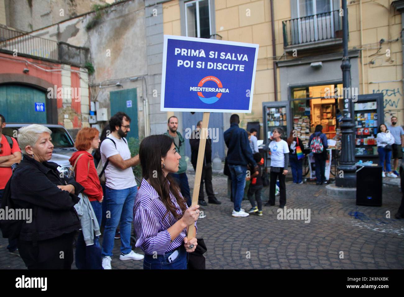 Les peuples protestent contre le renouvellement du Mémorandum, un accord entre l'Italie et la Libye sur la gestion des migrants. Personnes avec des signes. Banque D'Images