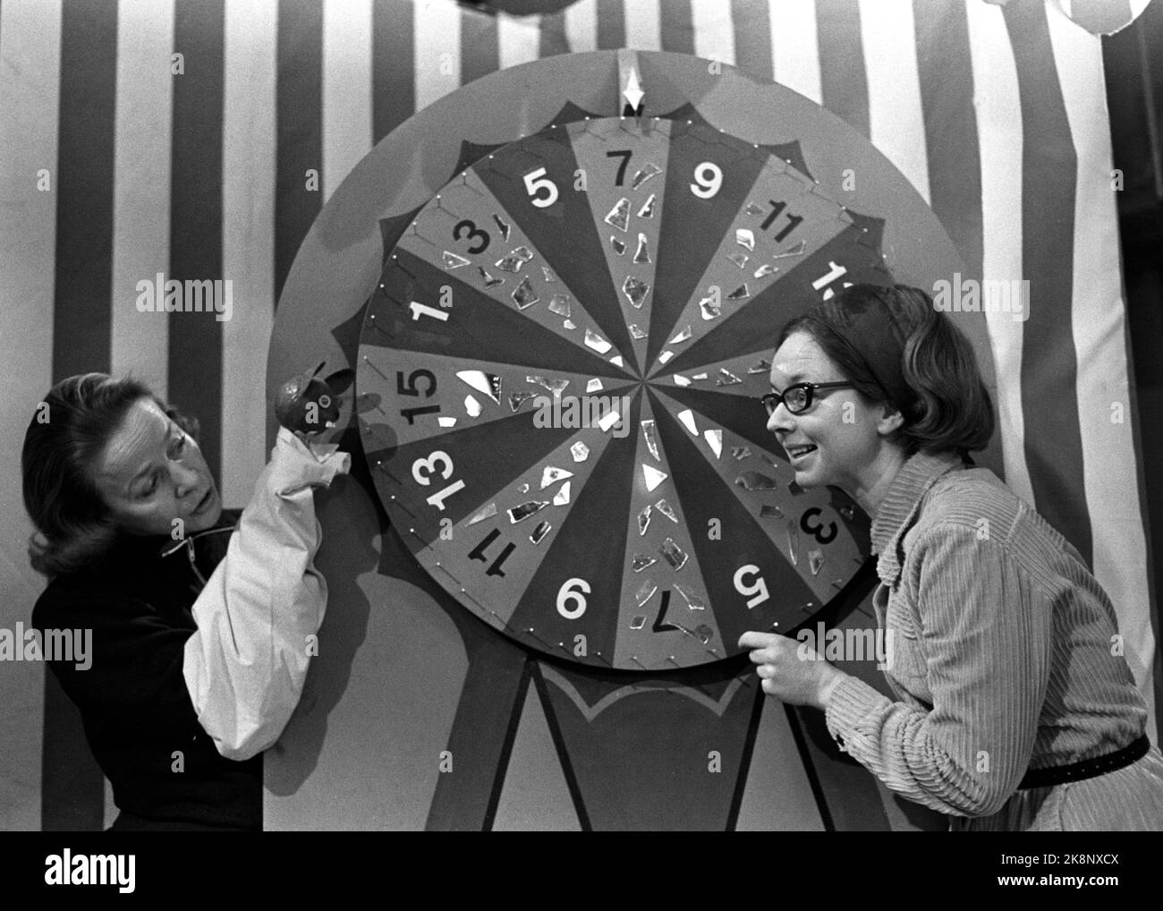 Oslo Mars 1970. Le programme de télévision 'Lykkehjulet' avec les responsables du programme Rigmor Lange (TV) et Unni Bernhoft. Photo: Thorberg / NTB / NTB Banque D'Images